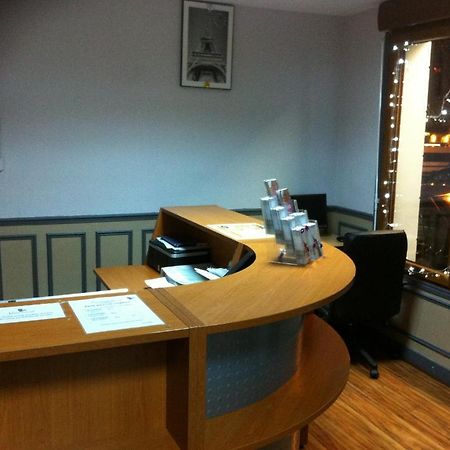 Hotel Ermitage Paris Exterior photo Reception desk at the station