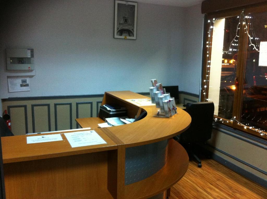 Hotel Ermitage Paris Exterior photo Reception desk at the station