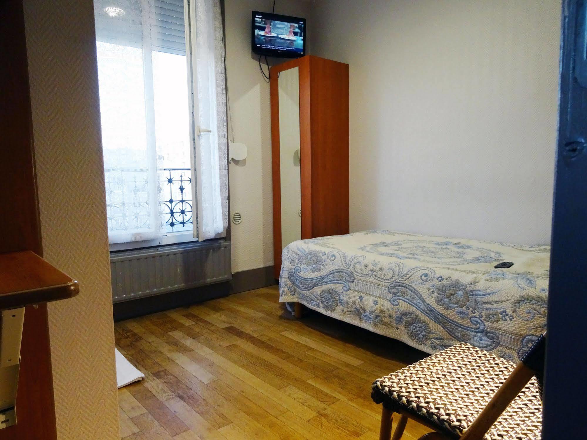 Hotel Ermitage Paris Exterior photo A room at the hostel