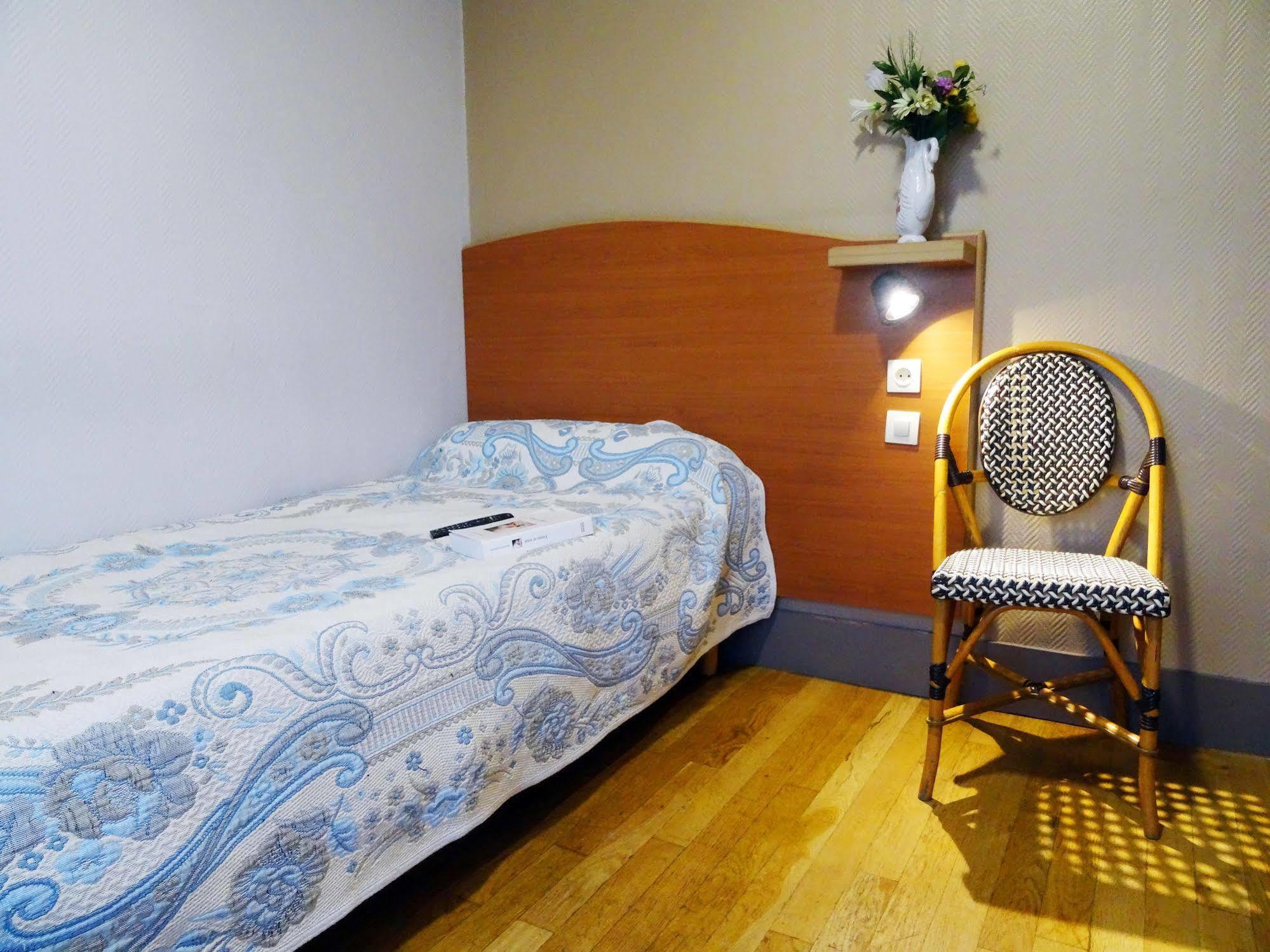 Hotel Ermitage Paris Exterior photo A typical room at a hotel