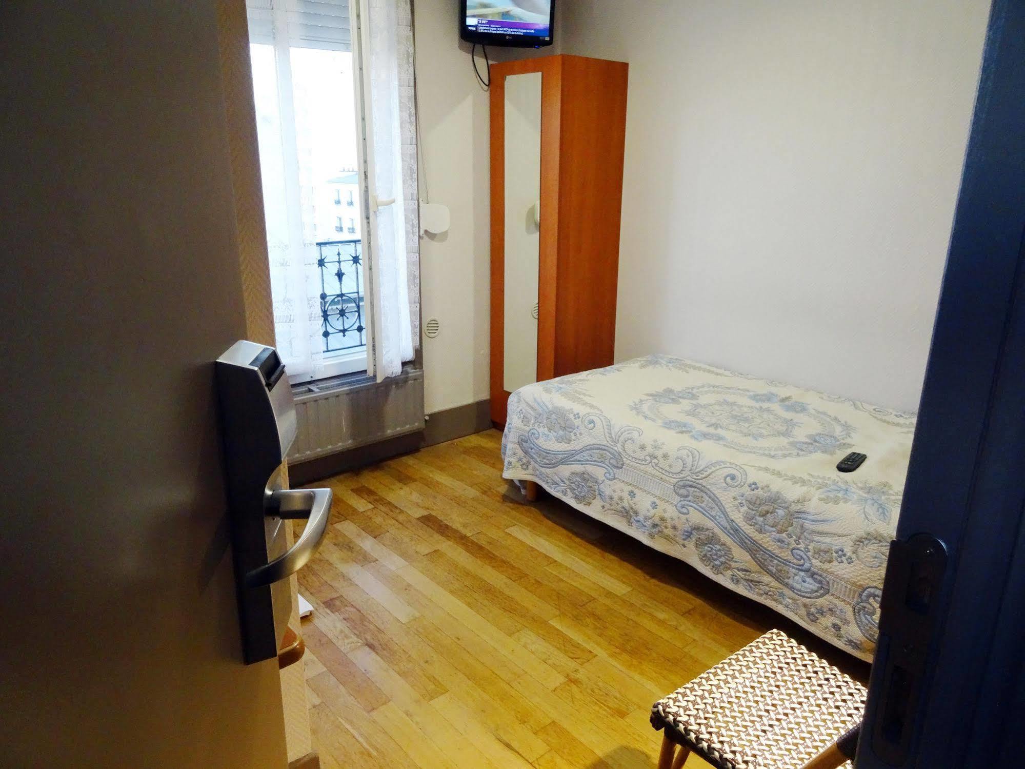 Hotel Ermitage Paris Exterior photo A room at the hostel
