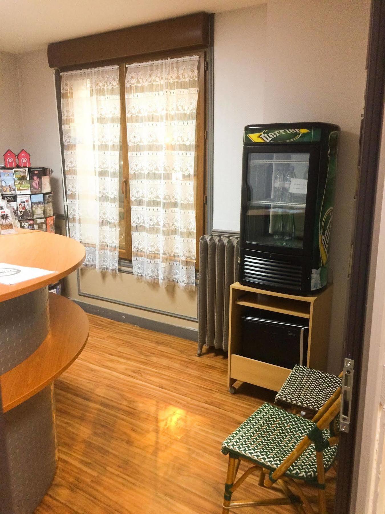 Hotel Ermitage Paris Exterior photo A refrigerator in a Japanese office