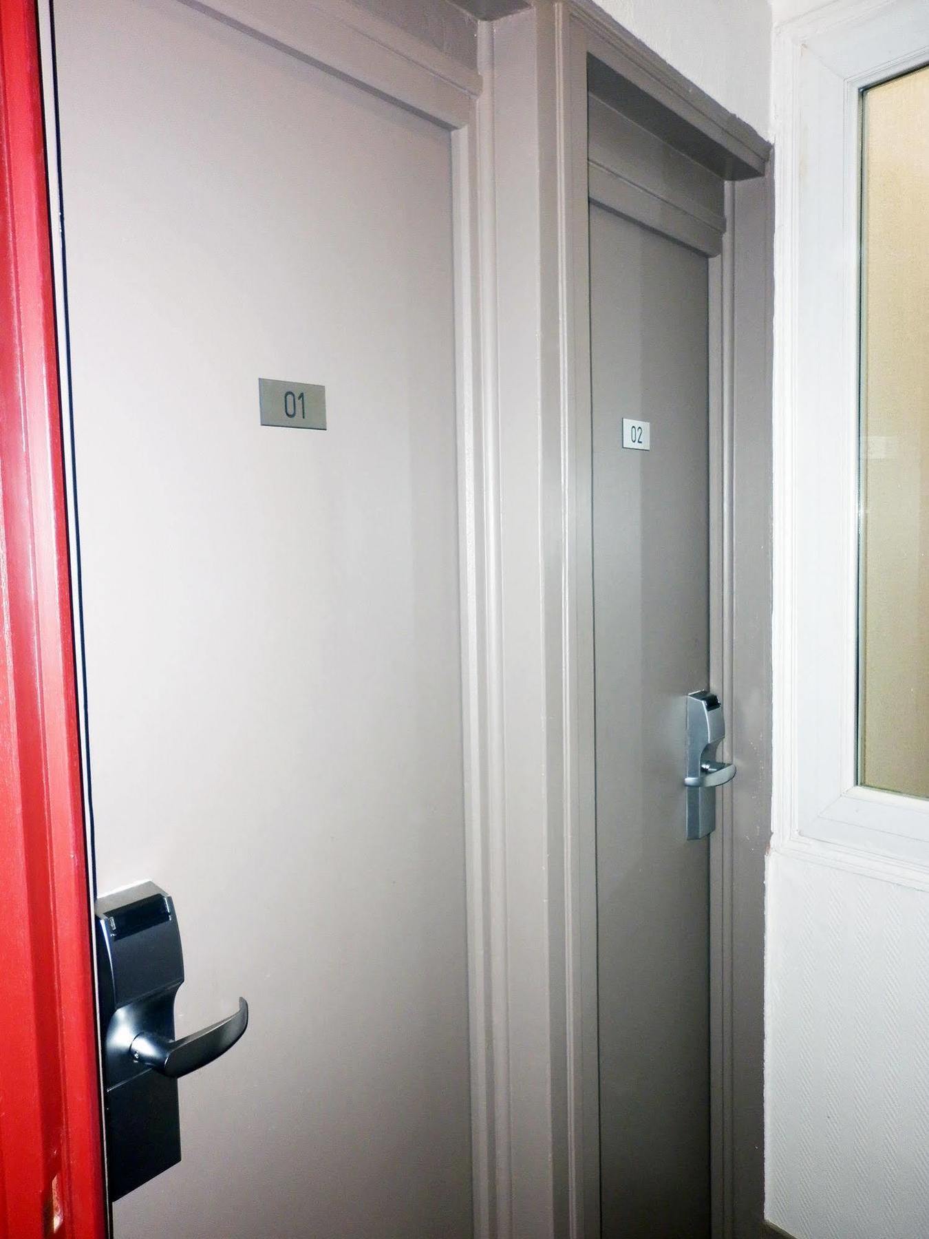 Hotel Ermitage Paris Exterior photo A door with a deadbolt lock
