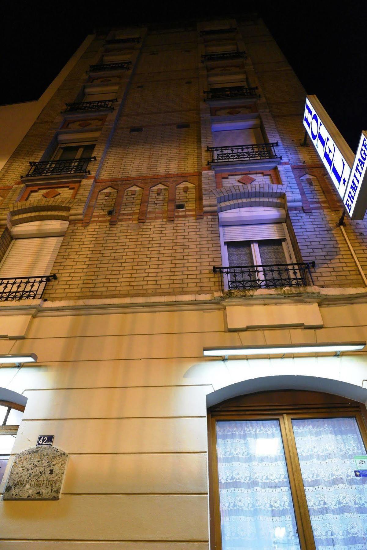 Hotel Ermitage Paris Exterior photo The building of the former cinema